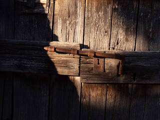 la serratura di un antico portone in legno