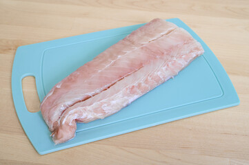Surowy płat ryby na desce do krojenia, polędwica z dorsza © Paweł Kacperek