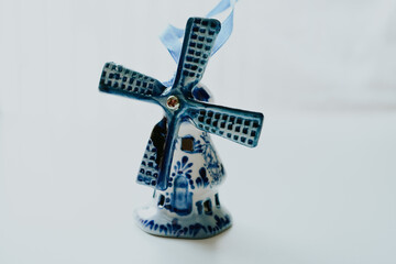 クリスマスオーナメント　オランダデルフト陶器　青い風車　白背景