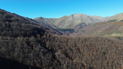 La montaña enseña a caminar, amar y contemplar los cambios de las estaciones. En este caso el color naranja abraza el otoño y el drone lo capta en video.