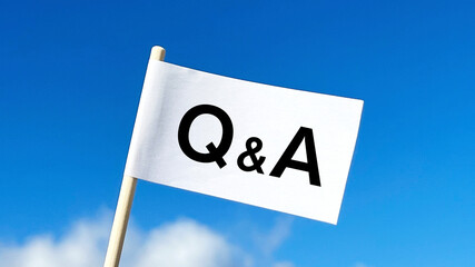 Q&A文字入りの白い旗_青空背景