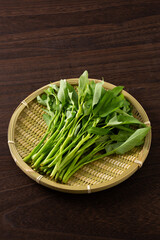 ざるの上に乗せた空芯菜