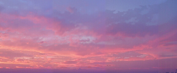 Fototapeta premium Vibrant purple and pink sunset sky with clouds