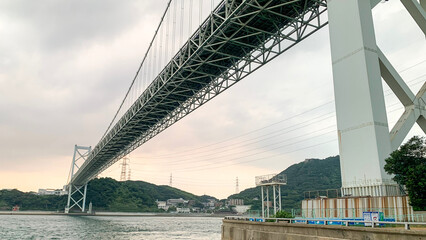 Fototapeta premium 下から見上げた関門海峡の関門橋
