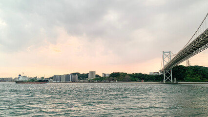 下から見上げた関門海峡の関門橋