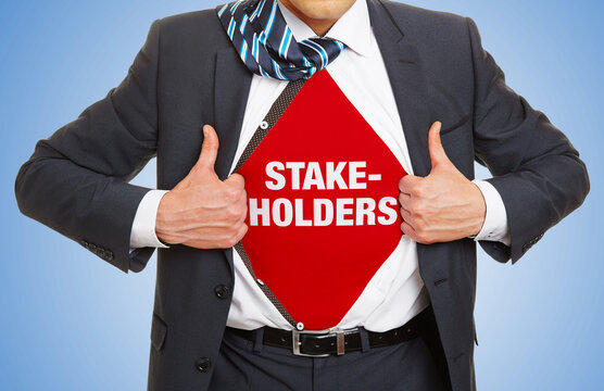 Geschäftsmann im Anzug zeigt Slogan Stakeholders unter seinem Hemd