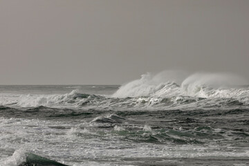 Naklejka premium Beautiful breaking white waves
