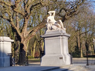 Statue covering face in the sun, Brussels Parc Cinquantenaire