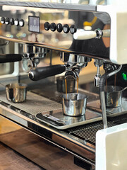 에스프레소를 내리는 커피머신