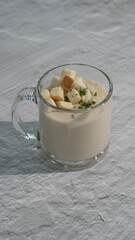 유리컵에 담긴 감자 혹은 양송이 스프