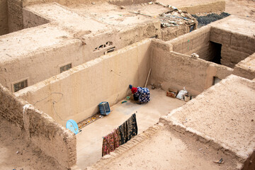 Mujer marroquí lavando ropa en el patio de su casa