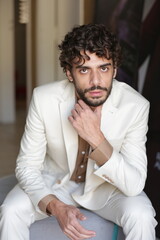Transformando Estilos Modelo Fotográfico Masculino em Poses Dinâmicas e Roupas Que Marcam...