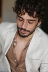 Transformando Estilos Modelo Fotográfico Masculino em Poses Dinâmicas e Roupas Que Marcam Tendência.