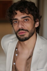 Transformando Estilos Modelo Fotográfico Masculino em Poses Dinâmicas e Roupas Que Marcam...