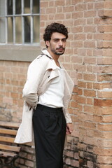 Transformando Estilos Modelo Fotográfico Masculino em Poses Dinâmicas e Roupas Que Marcam...