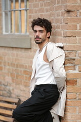 Obraz premium Transformando Estilos Modelo Fotográfico Masculino em Poses Dinâmicas e Roupas Que Marcam Tendência.