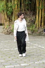 Transformando Estilos Modelo Fotogr&aacute;fico Masculino em Poses Din&acirc;micas e Roupas Que Marcam Tend&ecirc;ncia.