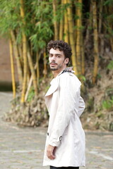 Transformando Estilos Modelo Fotográfico Masculino em Poses Dinâmicas e Roupas Que Marcam...
