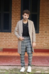 Obraz premium Transformando Estilos Modelo Fotográfico Masculino em Poses Dinâmicas e Roupas Que Marcam Tendência.