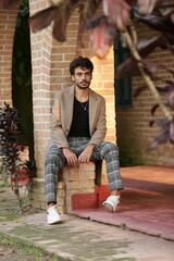 Transformando Estilos Modelo Fotográfico Masculino em Poses Dinâmicas e Roupas Que Marcam...