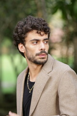 Transformando Estilos Modelo Fotográfico Masculino em Poses Dinâmicas e Roupas Que Marcam...