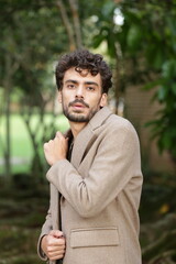 Transformando Estilos Modelo Fotográfico Masculino em Poses Dinâmicas e Roupas Que Marcam...