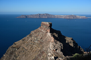 Der Markante Skaros Felsen ist eines der bekanntesten Wahrzeichen der Griechischen Insel Santorin. Der Caldera Wanderweg von Fira nach Oia ist der beliebteste Wanderweg auf der Insel.