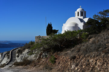 Blick auf eine typischen weiße Kirche auf der Griechischen Insel Santorin sowie das Meer. Das Bild...