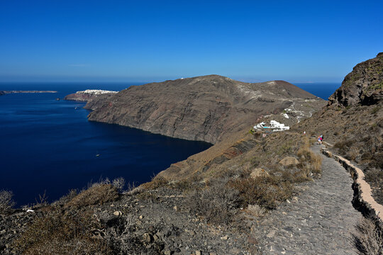 Ein Wanderweg f&uuml;hrt entlang der Caldera der Griechischen Insel Santorin in Richtung der Stadt Oia. Der Caldera Wanderweg von Fira nach Oia ist der beliebteste Wanderweg auf der Insel.