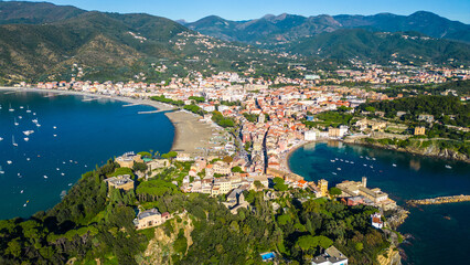 Obraz premium Sestri Levante, a picturesque summer resort on the Italian Riviera, is famous for its stunning beaches and charming “Bay of Silence.” This coastal gem, nestled between hills and turquoise waters