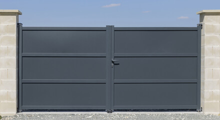 Portail en aluminium d'une maison