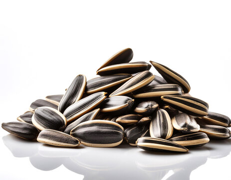 Un pu&ntilde;ado de pipas de girasol aisladas sobre fondo blanco