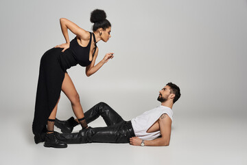 Obraz premium A loving couple shares a playful moment, highlighting their chemistry and confidence together.