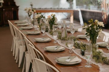 Fototapeta premium Elegant wedding table setting with flowers and glasses, perfect for a romantic celebration