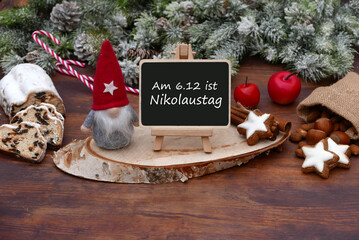 Schiefertafel mit dem Text Am 6. Dezember ist Nikolaustag.	