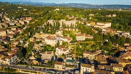Obraz premium Verona, a beautiful and historic city in northern Italy, shines under sunny skies. Known as the city of Romeo and Juliet, Verona attracts tourists with its rich cultural heritage, charming streets