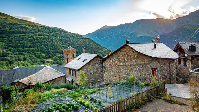 Durro, Alta Ribagor&ccedil;a, Catalonia, Spain. View of the old village.