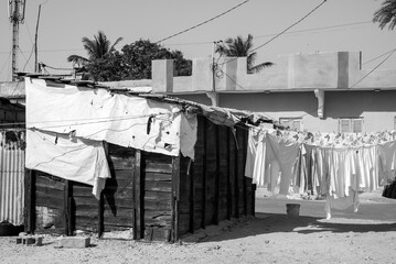 cabane dans la vieille ville coloniale de Saint Louis du S&eacute;n&eacute;gal en Afrique de l'Ouest