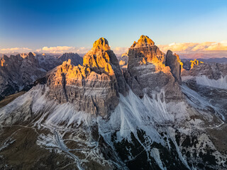 Naklejka premium Tre Cime - Drei Zinnen - Dolomites - Dolomiten - Südtirol - Autumn - Herbst - Sonnenuntergang - Sunset