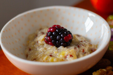 oatmeal with berries