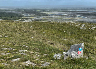 Weg Markierung auf dem Mullaghmore Loop im Burren National Park, Irland