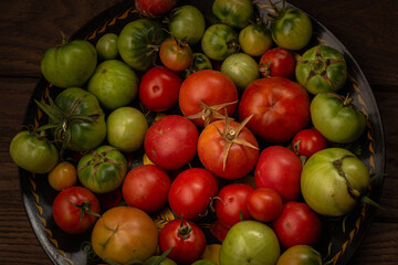 Making a delicious snack from unripe tomatoes.