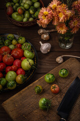 Making a delicious snack from unripe tomatoes.