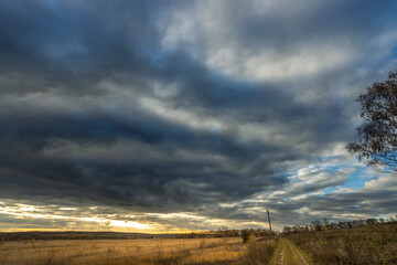 Fototapeta premium A cloudy sky with a sun in the background