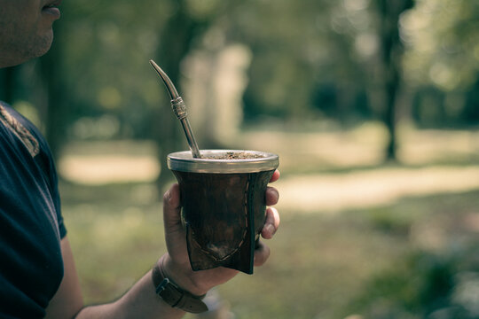 Bebiendo mate en la selva misionera. Bebida caliente con yerba mate 