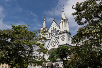 Arquitetura externa da Igreja Matriz - Par&oacute;quia Sant&iacute;ssimo Sacramento, Itaja&iacute;, Santa Catarina, Brasil