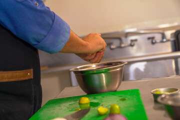 fotos de chef y sis preparacines en la cocina