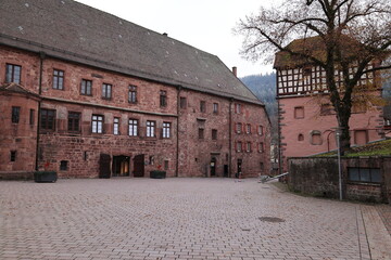 Blick auf Kloster Alpirsbach im Zentrum der Stadt Alpirsbach im Schwarzwald
