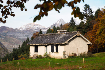 Casa en paisaje de monta&ntilde;a en oto&ntilde;o