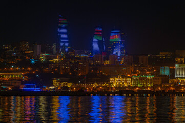 Płonące wieże w Baku wieczorna iluminacja. Panorama wieczorna morza Kaspijskiego w tle płonące wieże  © smoku7979